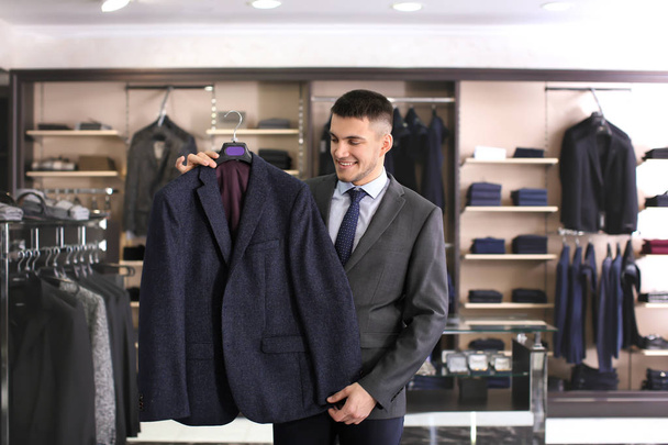 man choosing elegant suit - Foto, afbeelding