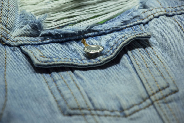 Džínové sako kapsa s kovový knoflík a módní třásněmi detail - Fotografie, Obrázek