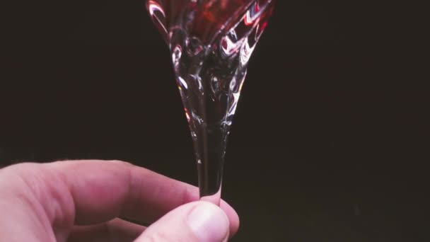 W szklance na czarnym tle wino wlewa się z karafki zwolnionym PN - Materiał filmowy, wideo