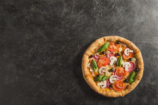 vue de dessus de pizza italienne cuite sur table sombre
 - Photo, image