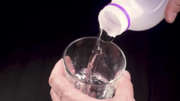 Lassú mo egy üveg víz áramlik a tartály - Felvétel, videó