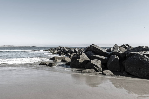 Rocas en la playa de Santa Mónica California. Sesión de larga exposición
. - Foto, Imagen