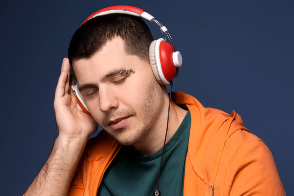  young man listening to music - Foto, Bild