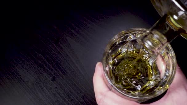 Slow-mo-Whiskey strömt aus der Dekanter-Draufsicht ins Glas - Filmmaterial, Video