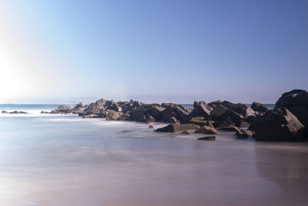 Rocas en la playa de Santa Mónica California. Sesión de larga exposición
. - Foto, imagen