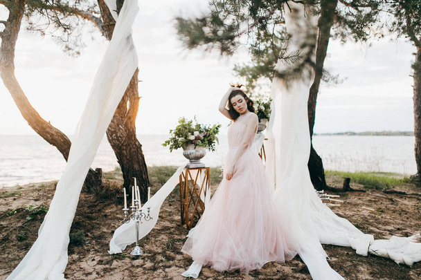 young  beautiful  bride posing by lake  - Foto, Imagen