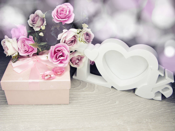 κουτί δώρου και ροδαλά λουλούδια Ευχετήρια κάρτα ημέρα του Αγίου Βαλεντίνου αγάπη hol - Φωτογραφία, εικόνα