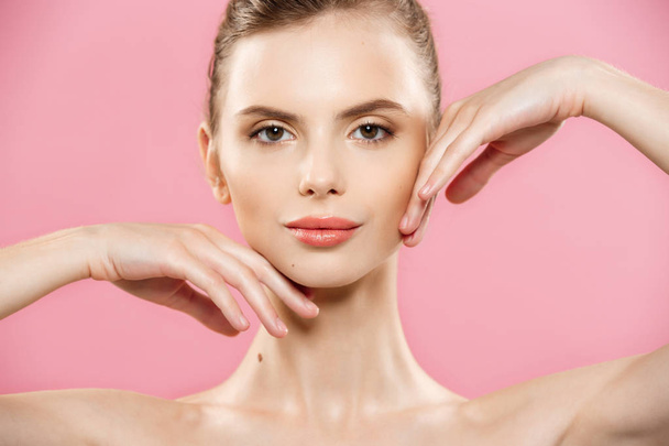 Beauty Concept - close-up portret van aantrekkelijke Kaukasische meisje met natuurlijke huid schoonheid geïsoleerd op roze achtergrond met kopie ruimte.  - Foto, afbeelding