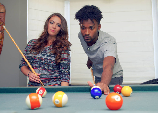 mężczyzna i kobieta gra snooker basen bilard przyjaźni randki wypoczynek - Zdjęcie, obraz