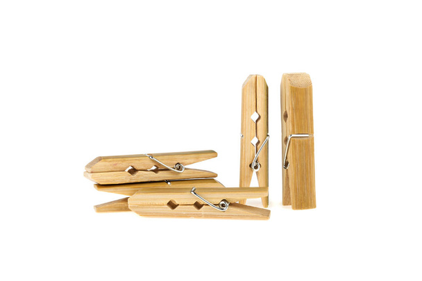 clothespins bambu beyaz zemin üzerinde bir sürü - Fotoğraf, Görsel
