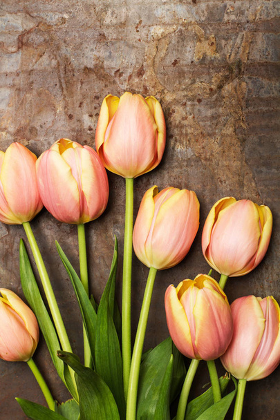 boeket van roze en geel tulpen - Foto, afbeelding