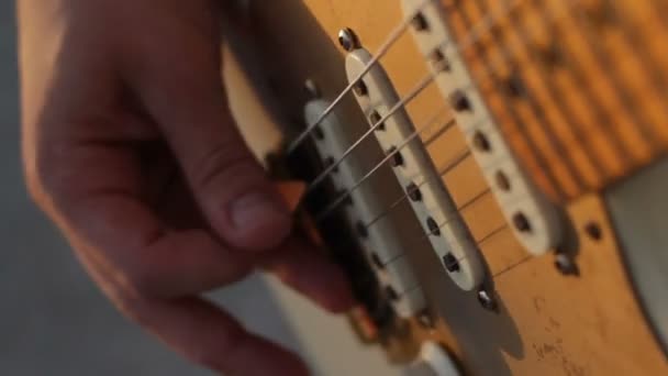 Mãos masculinas tocando guitarra elétrica
 - Filmagem, Vídeo