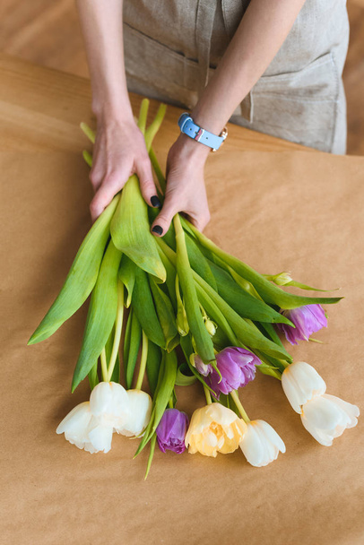 tiro cortado de florista segurando belas flores de tulipa
 - Foto, Imagem