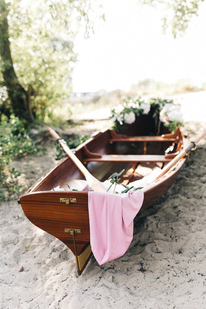 beautiful wedding  decoration of wooden boat - Foto, Imagem