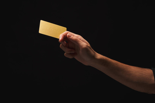 Fecho da mão masculina segurando cartão de plástico em branco
 - Foto, Imagem