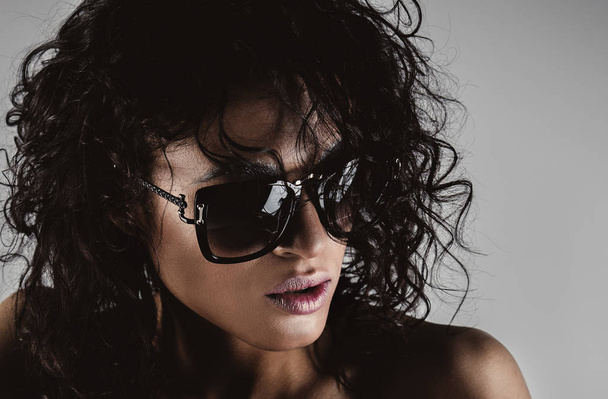 mujer de moda con gafas de sol - Foto, imagen