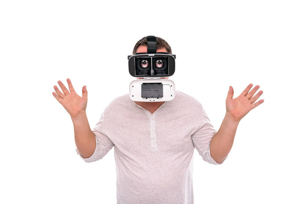Homme drôle dans les lunettes réalité virtuelle, avec des yeux accrus
. - Photo, image