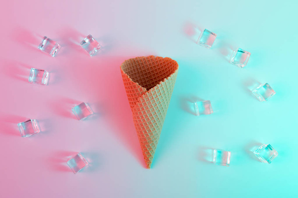 Cone de sorvete com cubos de gelo em cores holográficas vibrantes e arrojadas. Arte conceitual. Surrealismo mínimo
. - Foto, Imagem