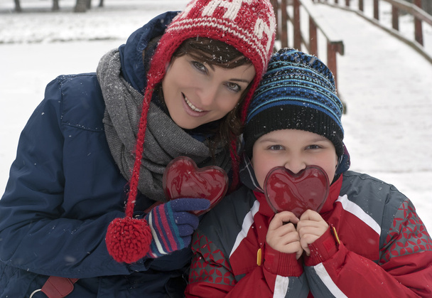 Anne ve oğlu ile iki kırmızı kalp - Fotoğraf, Görsel