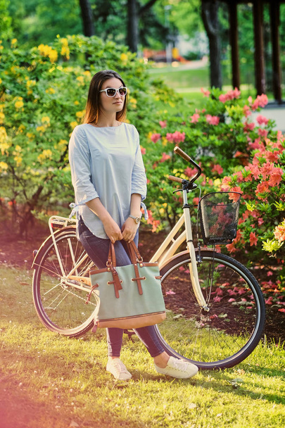 Portret atrakcyjny brunetka z miastem rowerów w pobliżu tradition - Zdjęcie, obraz