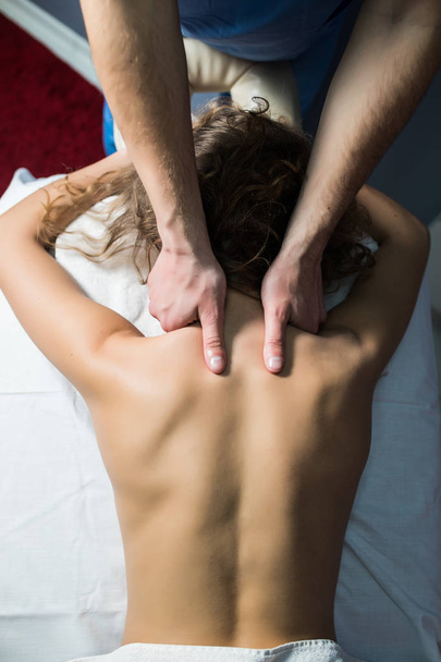 Закрыть обрезанный снимок профессиональной массажистки, работающей массируя спину женщины релаксации процедуры красоты оздоровительный образ жизни
 - Фото, изображение