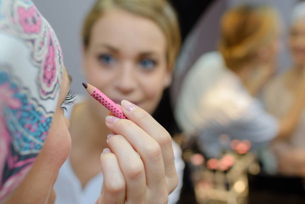 Beautician applying cosmetics to client - Fotografie, Obrázek