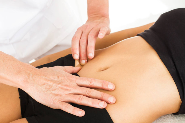 Doing massage and osteopathy to a woman - Valokuva, kuva