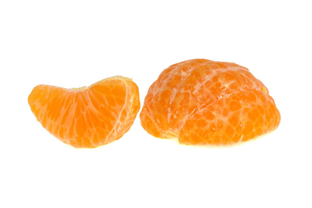 rodajas de mandarina aisladas sobre fondo blanco - Foto, Imagen