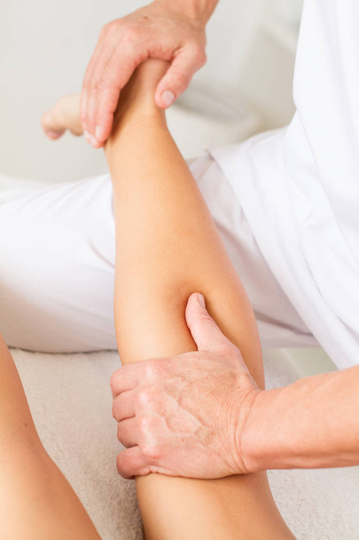 Massage und Osteopathie für eine Frau - Foto, Bild