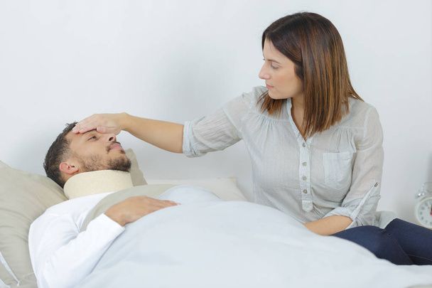 beteg ember feküdt az ágyban, a kórház és a felesége - Fotó, kép