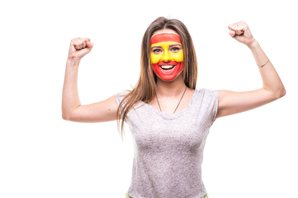 Bella tifosa tifosa della nazionale spagnola dipinta faccia bandiera ottenere felice vittoria urlando in una macchina fotografica. Fan emozioni
. - Foto, immagini