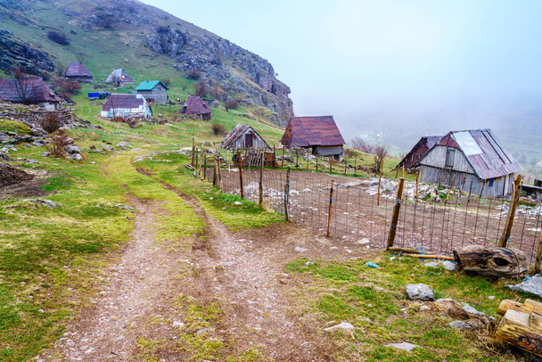 Eski bir köy dağlarda Bosna-Hersek - Fotoğraf, Görsel