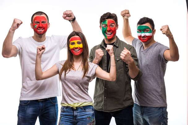 Groep mensen fans van de aanhangers van de nationale ploegen met geschilderde vlag gezicht van Portugal, Spanje, Marokko, Iran gelukkig scream op camera. Emoties van de fans. - Foto, afbeelding