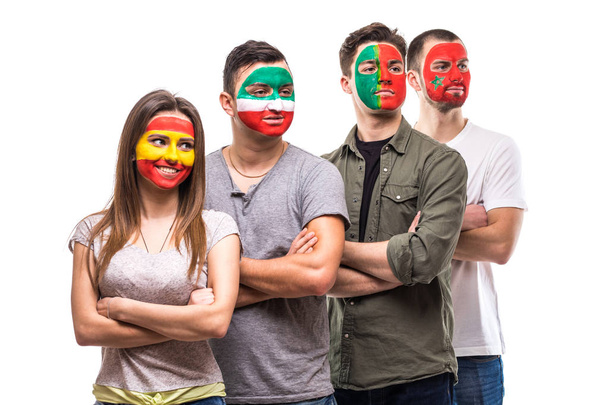 Gruppe von Menschen Fans der Nationalmannschaften mit gemalten Flaggengesicht von Portugal, Spanien, Marokko, Iran. Emotionen bei den Fans. - Foto, Bild