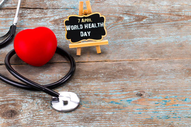 Estetoscopio y símbolo del corazón con inscripción Día Mundial de la Salud o
 - Foto, imagen
