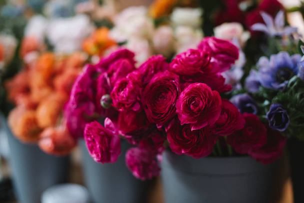 Ένα μεγάλο αριθμό των διαφορετικών λουλουδιών για την αγορά των λουλουδιών - Φωτογραφία, εικόνα