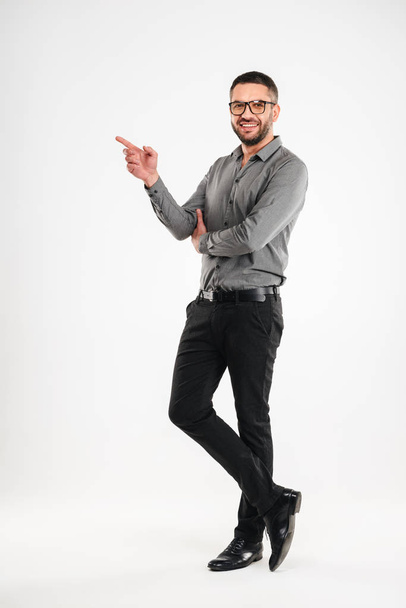 Happy businessman standing isolated pointing. - Fotoğraf, Görsel