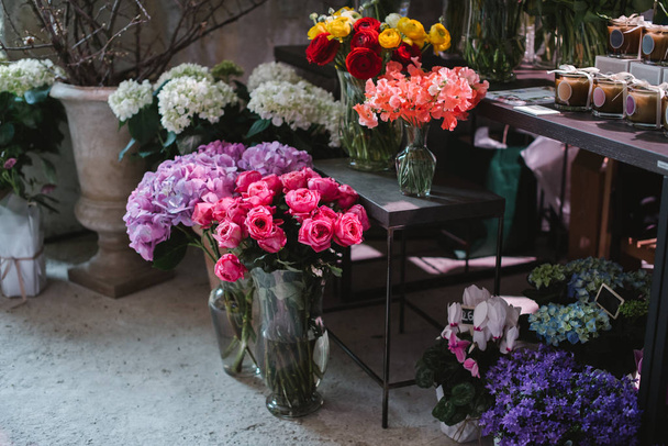 A nagy számú különböző virágok a virág piacon - Fotó, kép