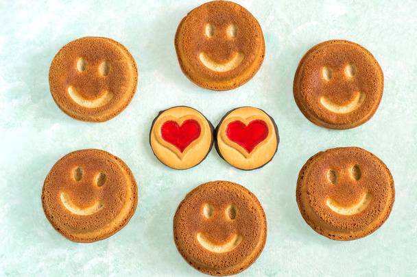Αστεία σπιτικά cupcakes σε μορφή χαμογελαστό πρόσωπο  - Φωτογραφία, εικόνα