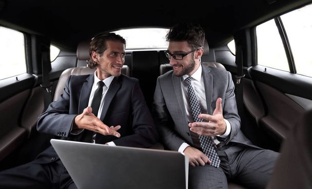 two businessman talking while sitting in the car - Zdjęcie, obraz