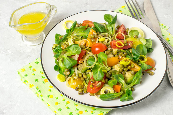 Вкусный и здоровый салат с бобами и свежими овощами
 - Фото, изображение