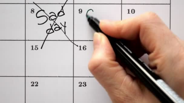 Firma el día en el calendario con una pluma, dibuja un día triste
 - Metraje, vídeo