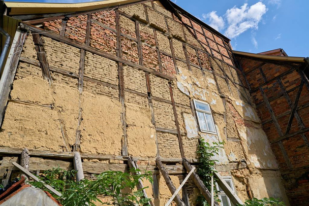 Marode Fassade eines alten Fachwerkhauses in der Quedlinburger Altstadt - Foto, Bild