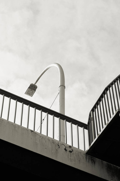 ドイツのマグデブルクの都市センターで橋の上街路灯 - 写真・画像