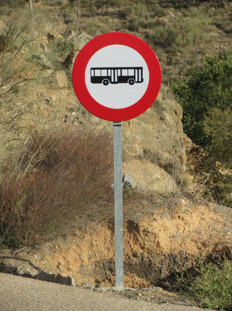 Verkehrszeichen, keine Busse oder Reisebusse - Foto, Bild