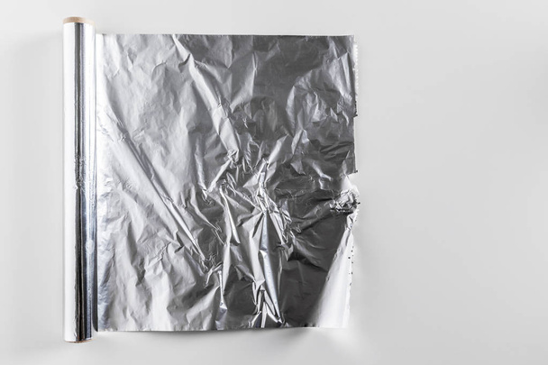 roll of aluminum foil isolated on white background - Foto, afbeelding