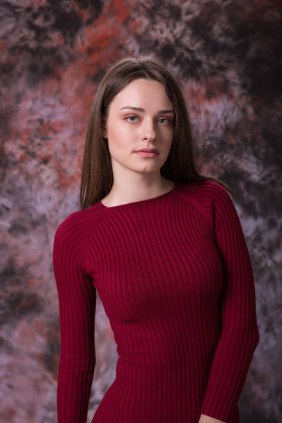 Portrait of a beautiful young woman in red dress - Foto, Bild