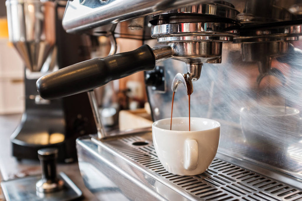 Espresso gotejamento de portafilter da máquina de café em copo branco
 - Foto, Imagem