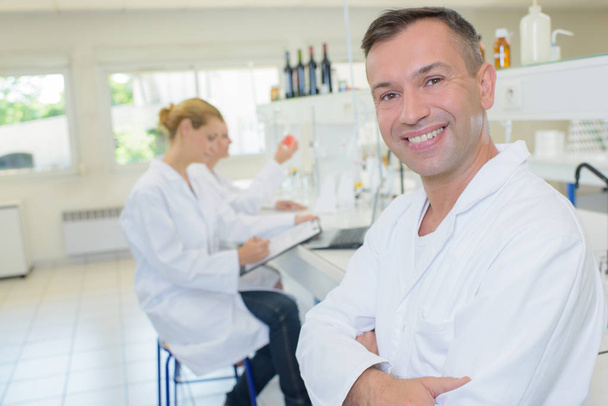 Portrait of smiling male lab technician - Foto, Bild