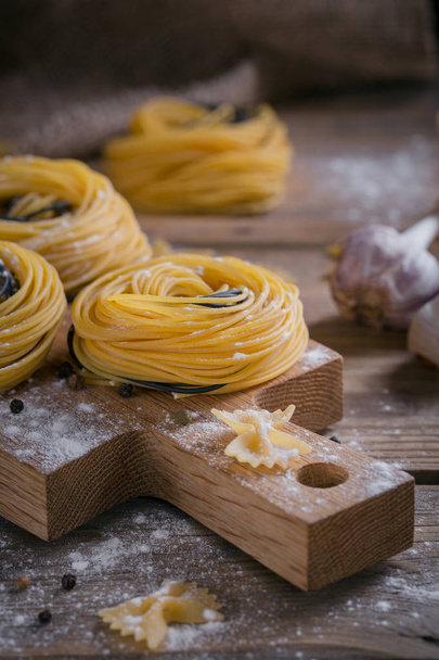 Raw homemade pasta with flour, garlic and spices - Fotoğraf, Görsel